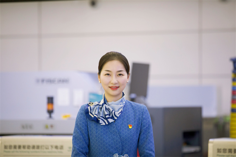 從優(yōu)秀畢業(yè)生到民航標(biāo)兵丨機(jī)場(chǎng)值機(jī)主任雷獻(xiàn)君的匠心與堅(jiān)守